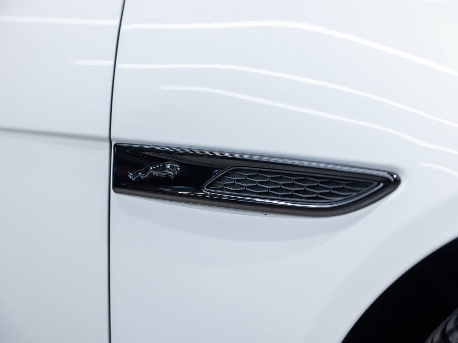 Used 2022 Jaguar XF R-Dynamic SE AWD/4WD image 16
