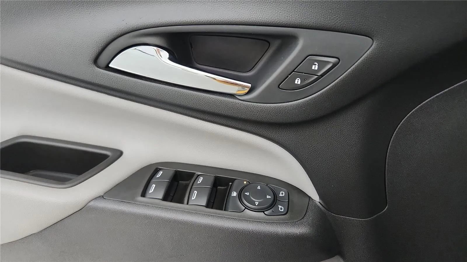 Used 2021 Chevrolet Equinox LS FWD image 40