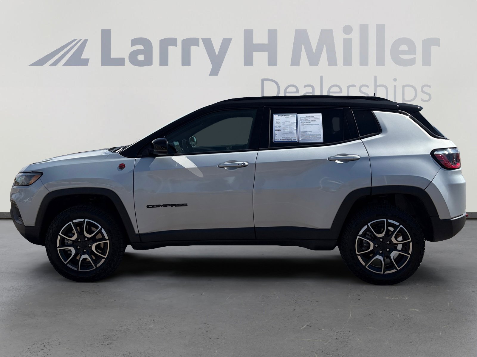 Used 2024 Jeep Compass Trailhawk AWD/4WD image 3