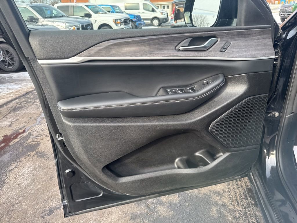 Used 2023 Jeep Grand Cherokee Limited image 20