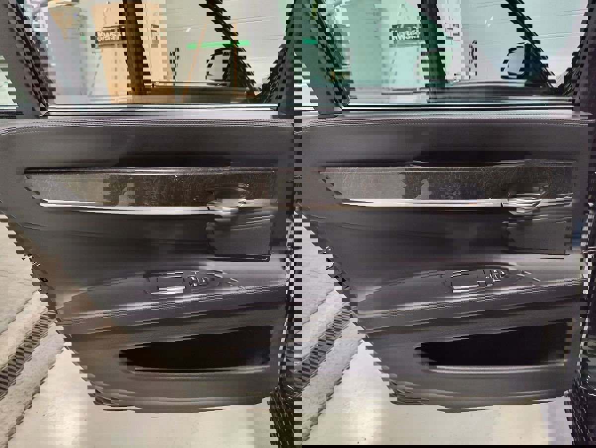 Used 2013 BMW 750Li xDrive image 39