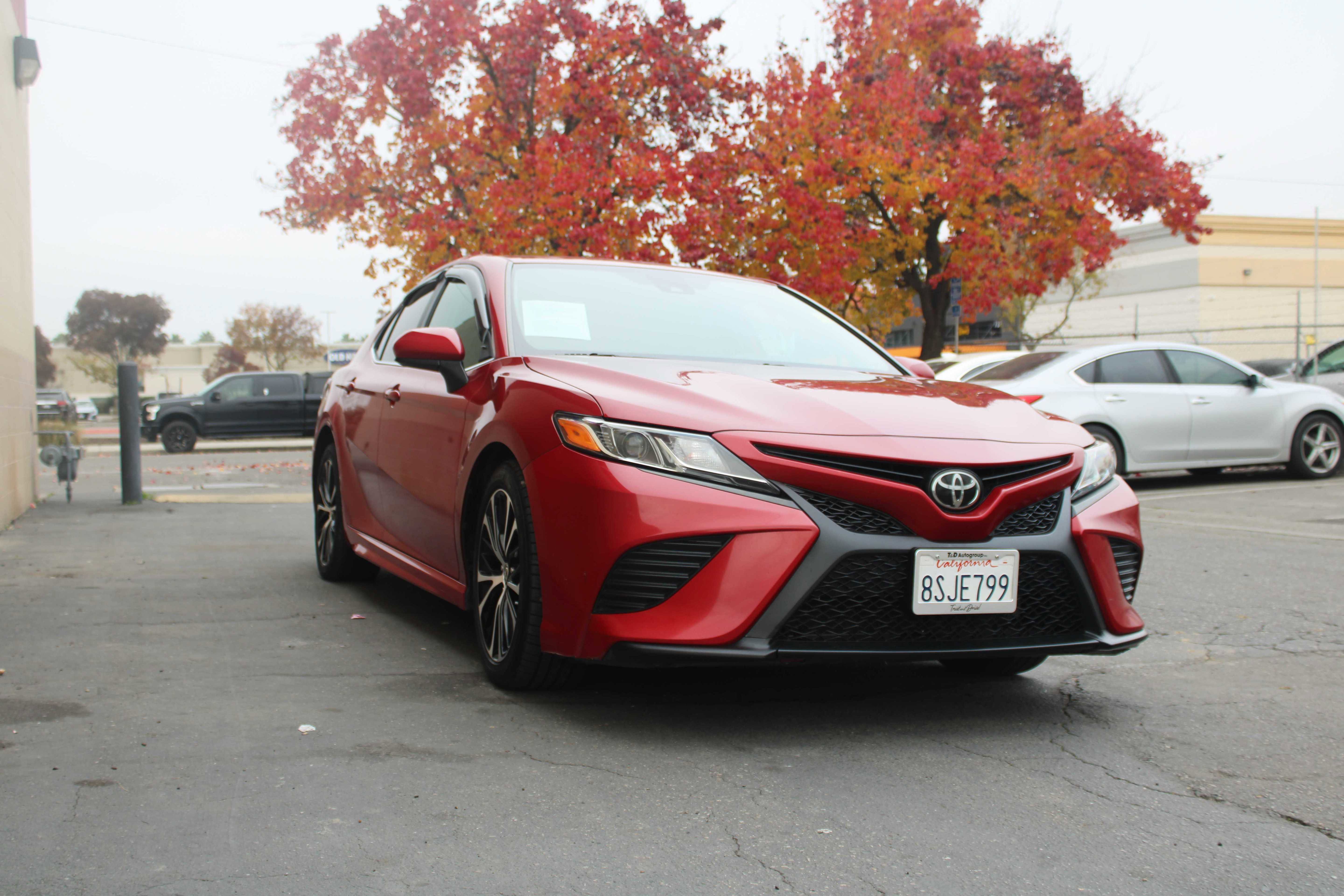 Used 2020 Toyota Camry SE image 1
