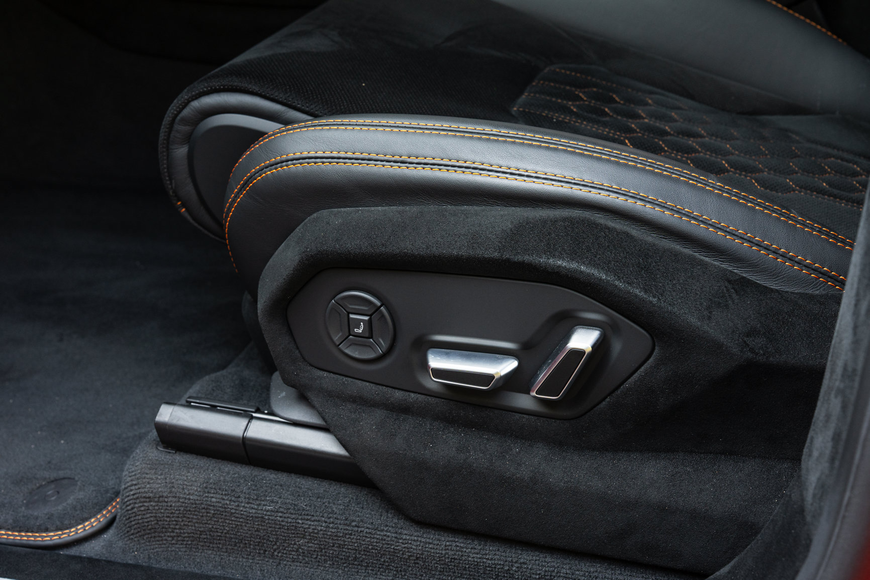 Used 2024 Lamborghini Urus Performante AWD/4WD image 43
