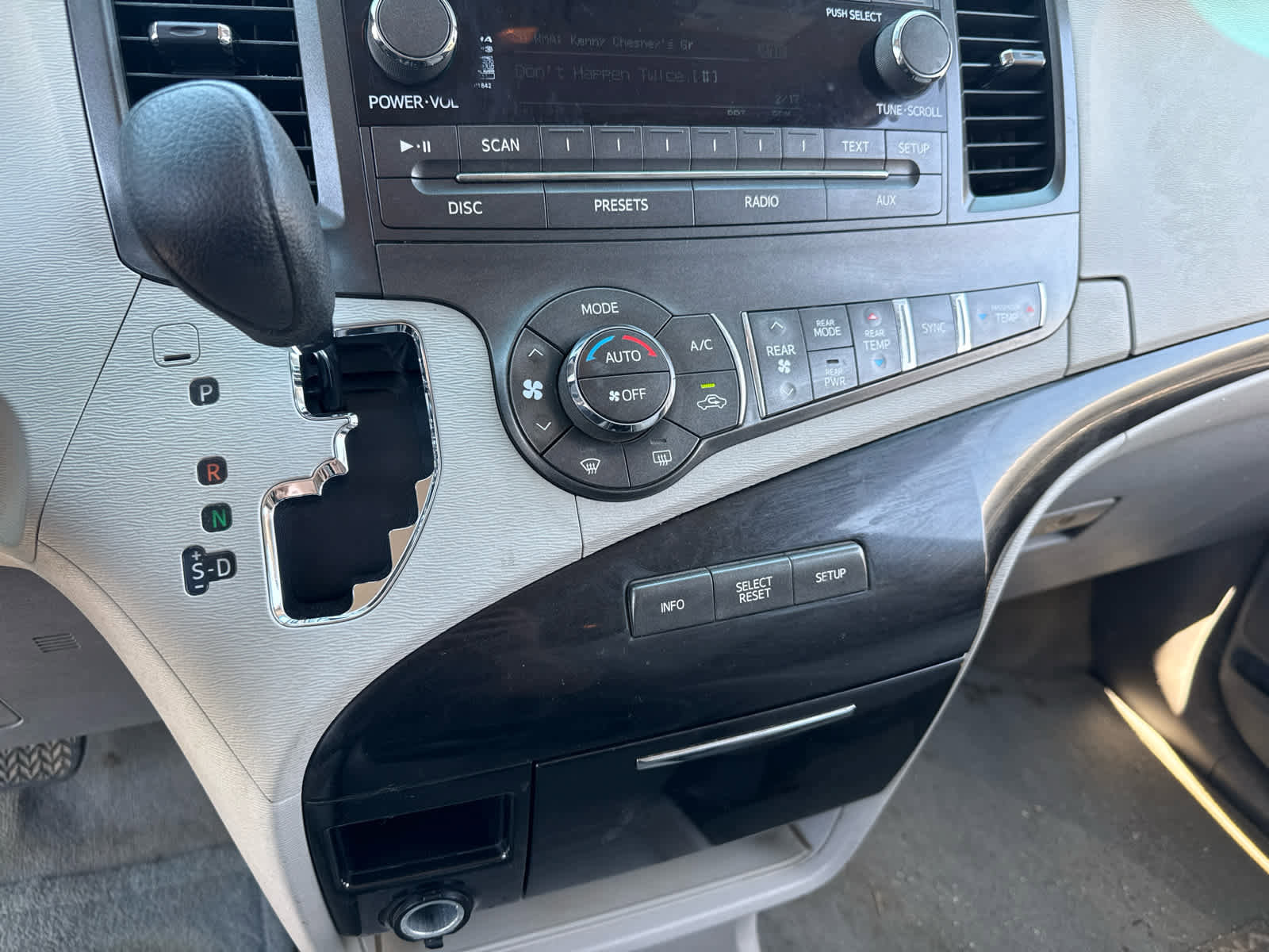 Used 2013 Toyota Sienna LE w/ Towing Pkg AWD/4WD image 19
