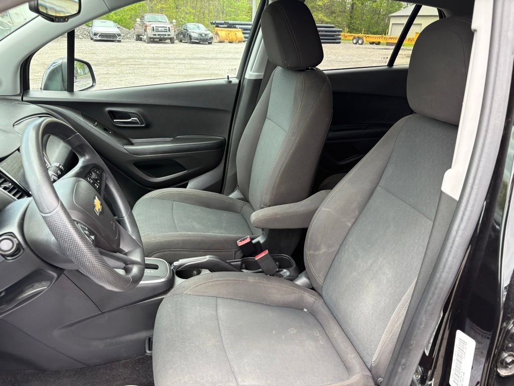 Used 2021 Chevrolet Trax LS w/ Tint and Cruise Package FWD image 9