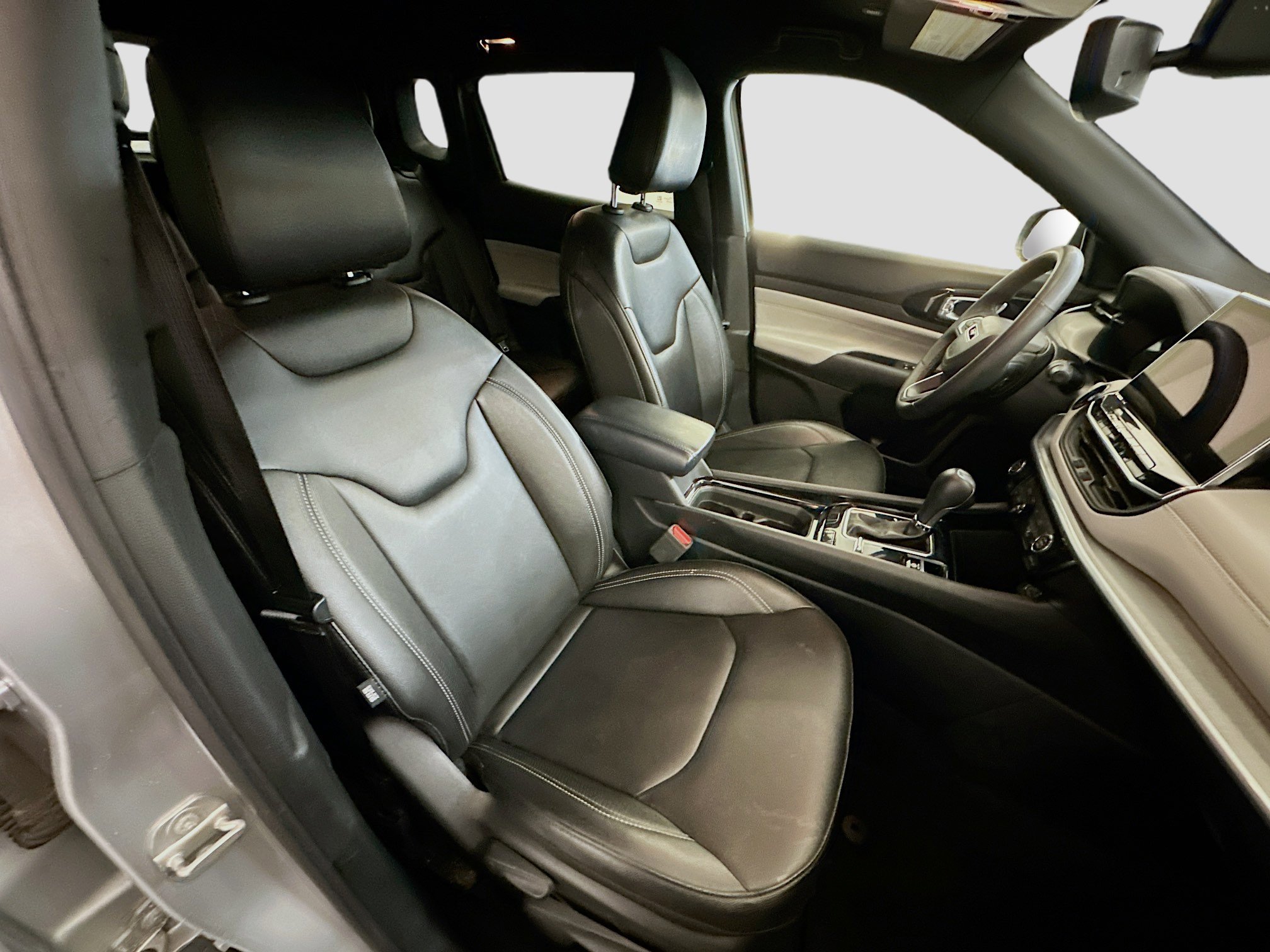 Used 2025 Jeep Compass Limited image 31