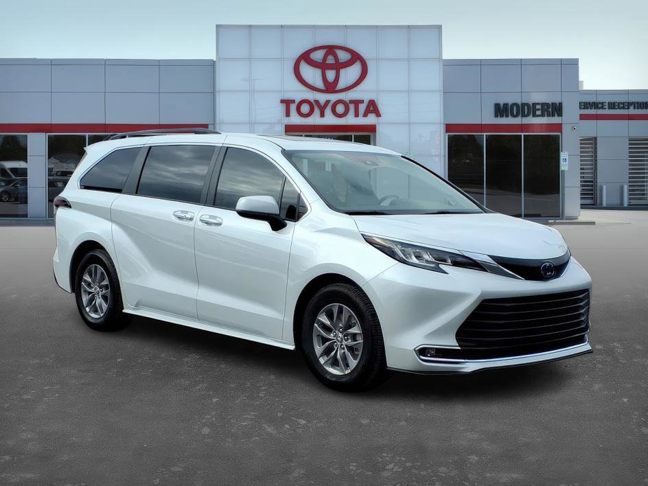 Certified 2022 Toyota Sienna XLE w/ XLE Plus Package image 3