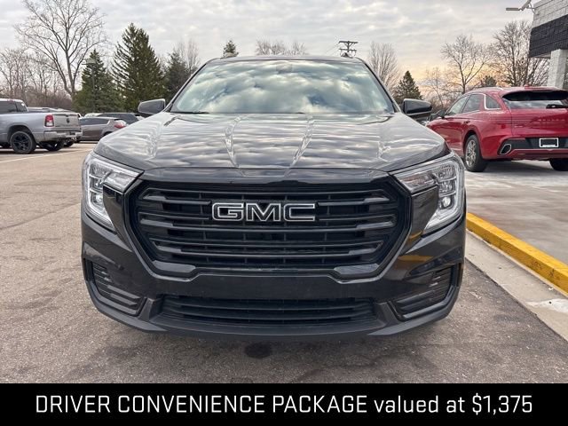 Used 2023 GMC Terrain SLE w/ Driver Convenience Package image 3