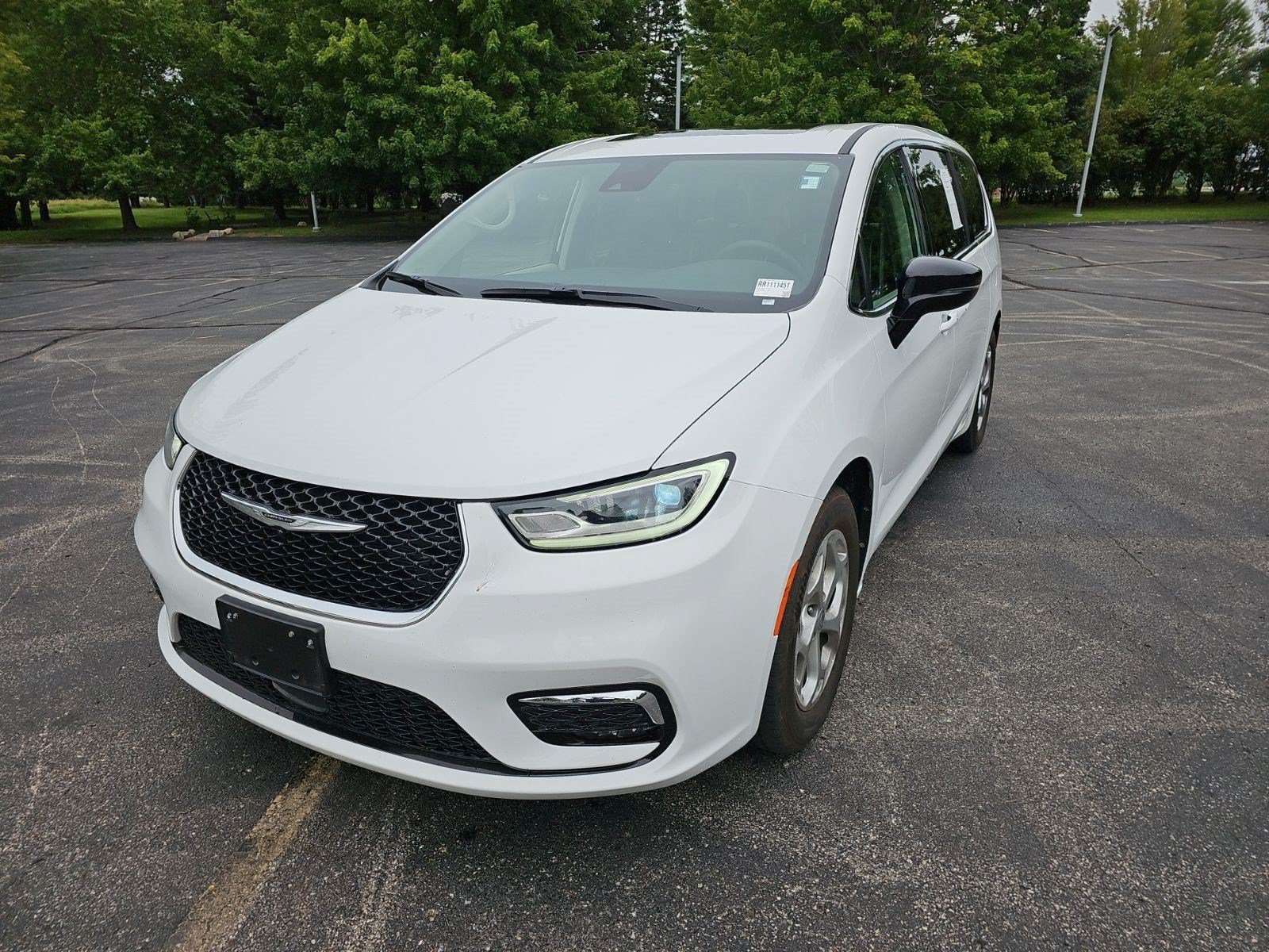 Used 2024 Chrysler Pacifica Limited w/ Trailer Tow Group FWD image 2