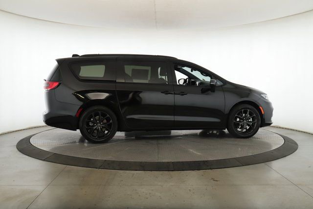 New 2026 Chrysler Pacifica Select w/ S Appearance Package image 6