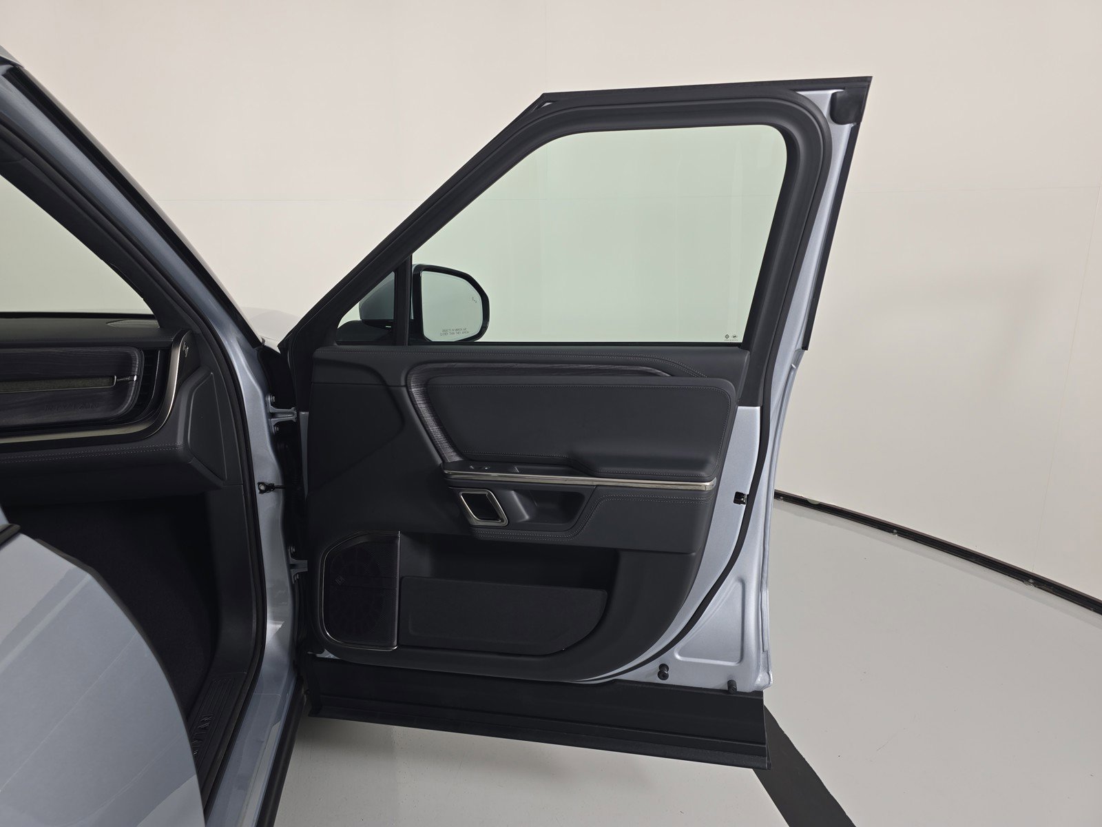 Used 2023 Rivian R1S Adventure AWD/4WD image 18