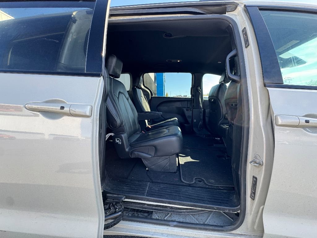 Used 2020 Chrysler Pacifica Touring-L w/ Advanced Safetytec Group image 8