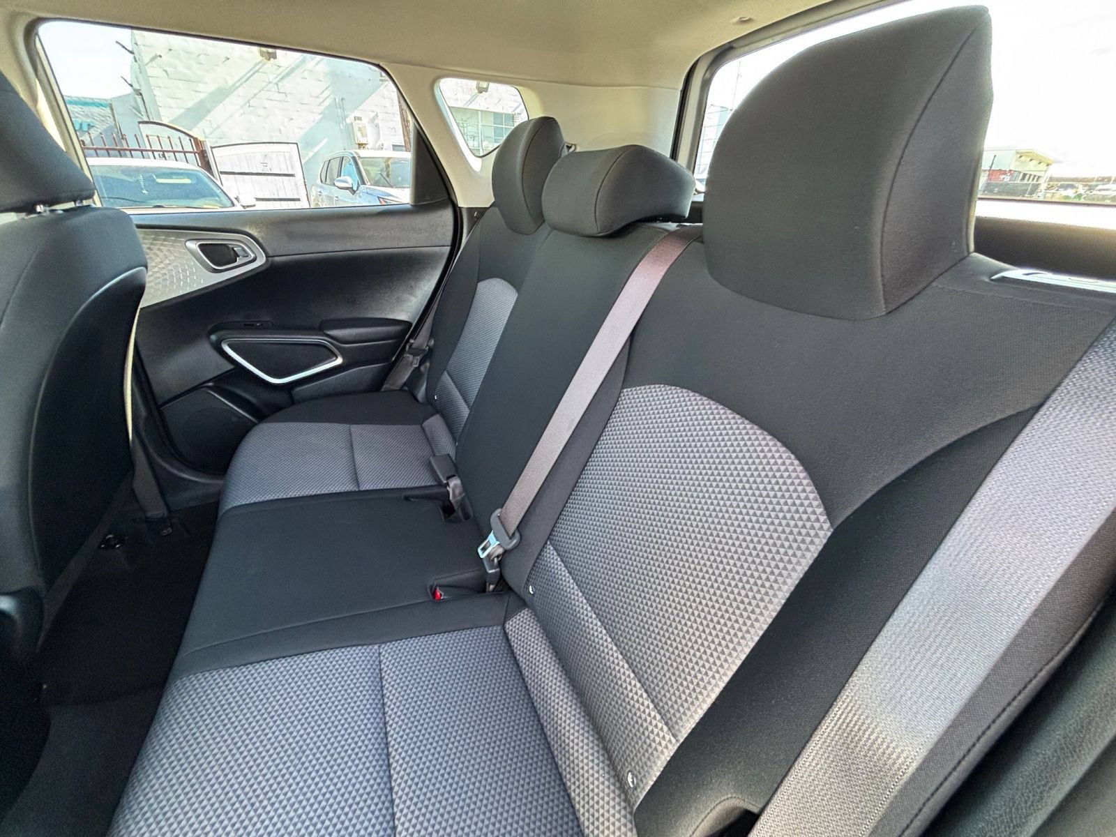 Used 2025 Kia Soul LX w/ LX Technology Package FWD image 25