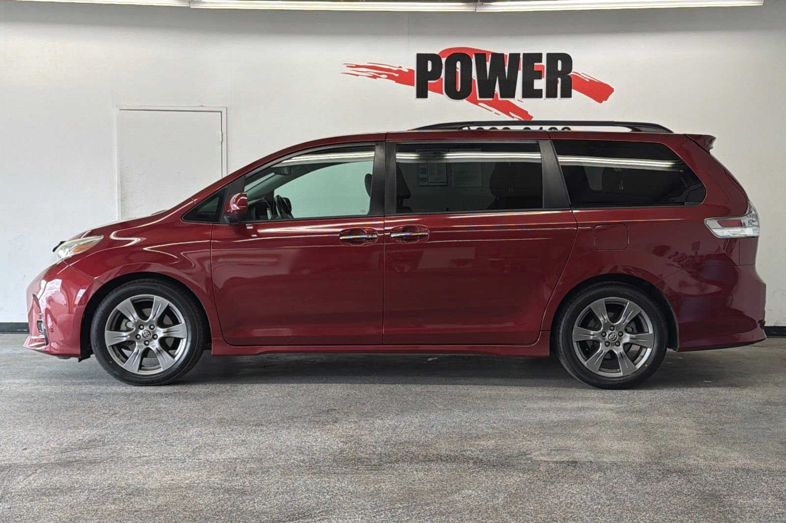 Used 2019 Toyota Sienna SE w/ SE Preferred Package FWD image 6