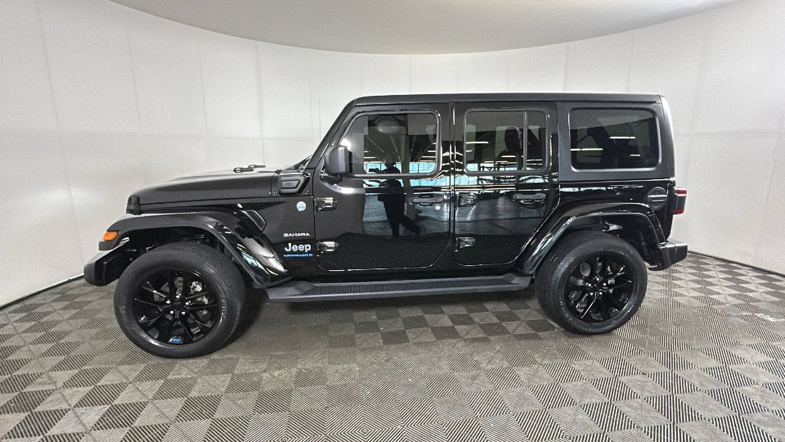 Used 2023 Jeep Wrangler Unlimited Sahara w/ Cold Weather Group AWD/4WD image 7