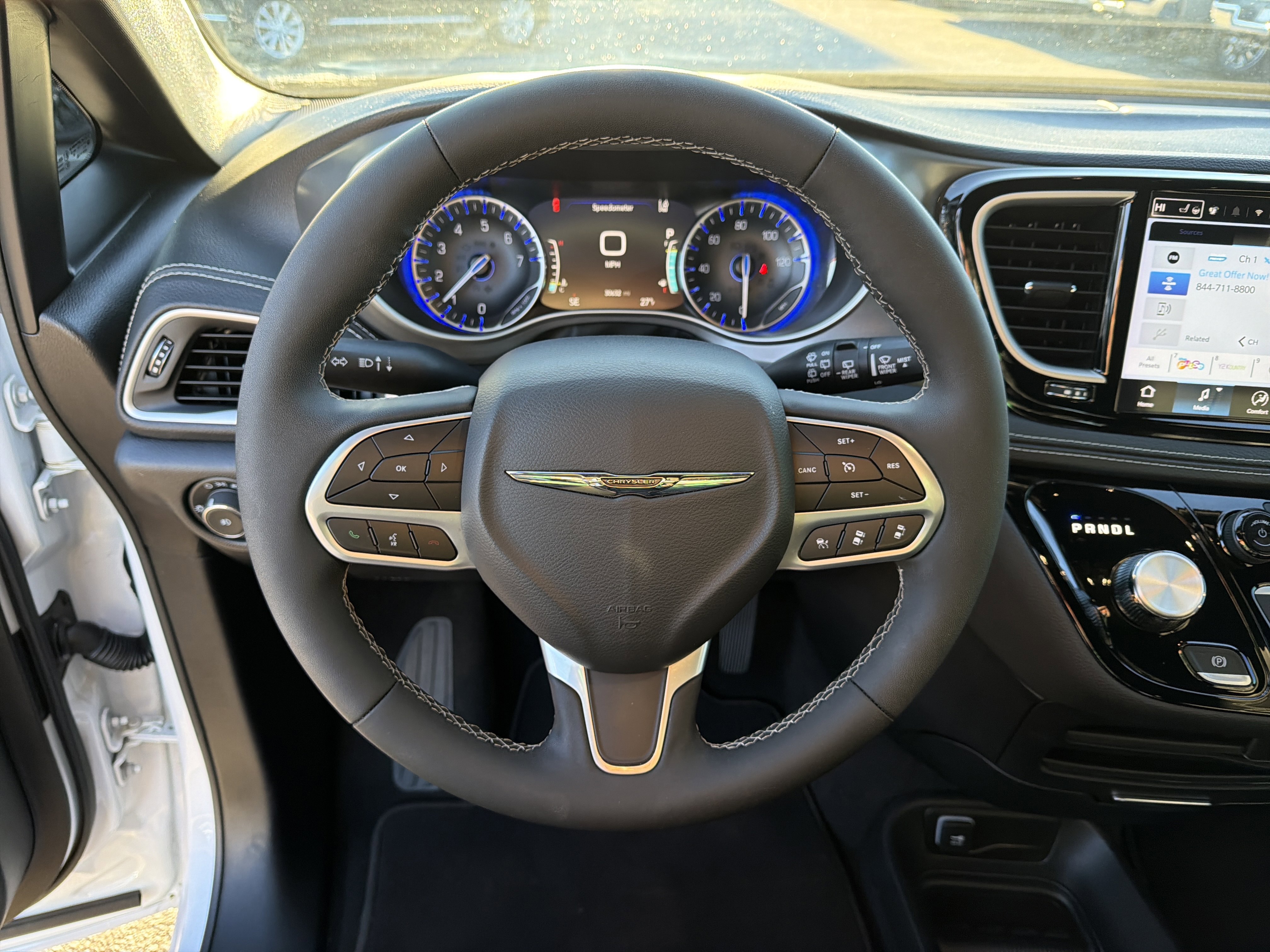 Used 2025 Chrysler Pacifica Select image 24