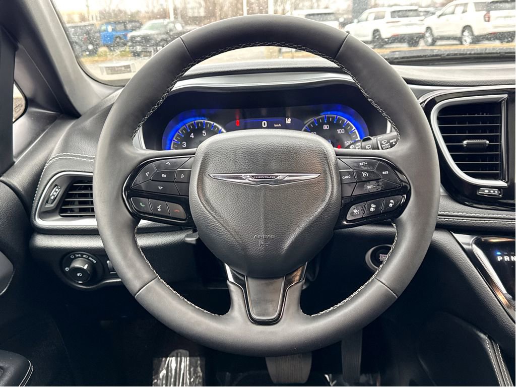 Used 2025 Chrysler Pacifica Limited image 15