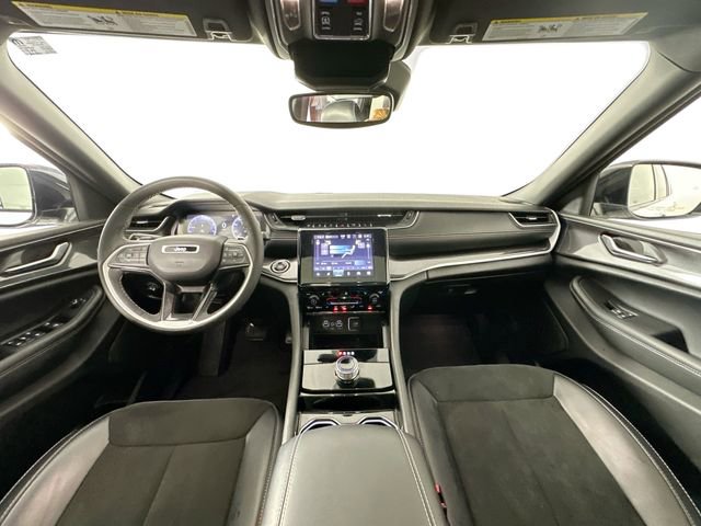 Used 2023 Jeep Grand Cherokee Altitude image 3