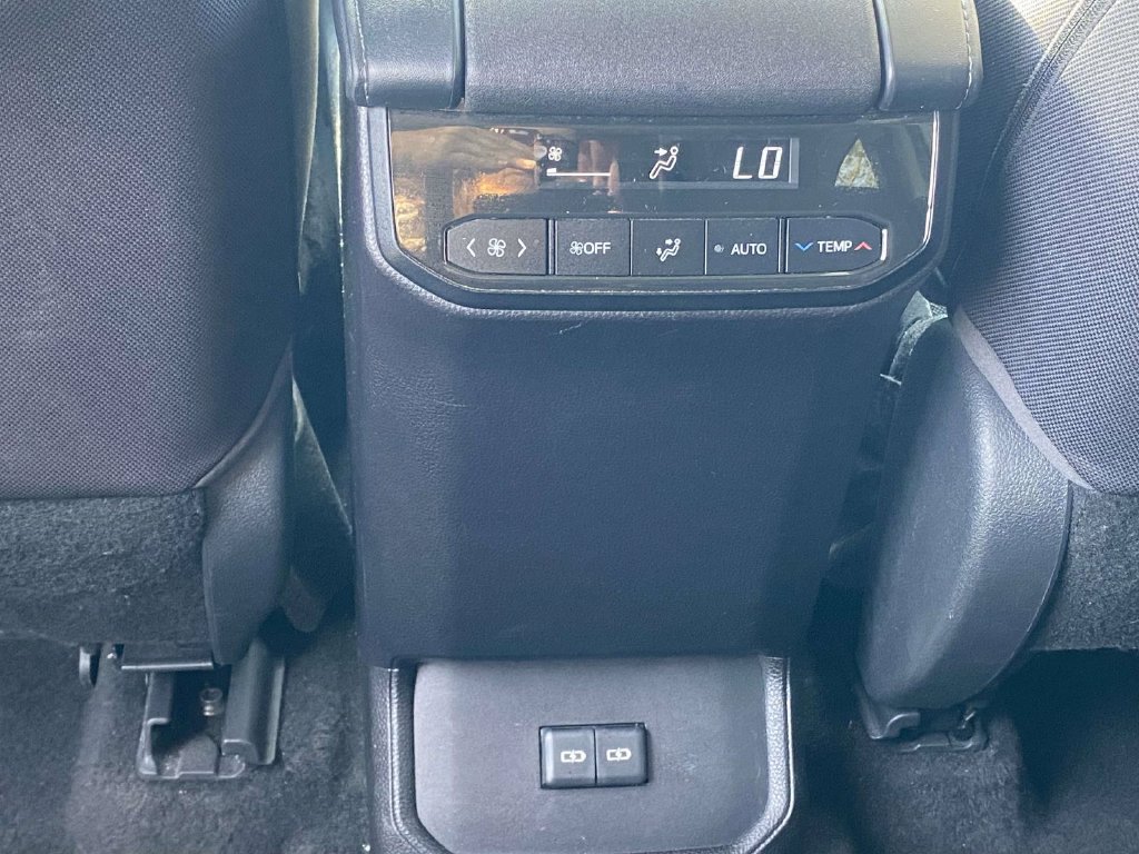 Used 2023 Toyota Highlander LE AWD/4WD image 11