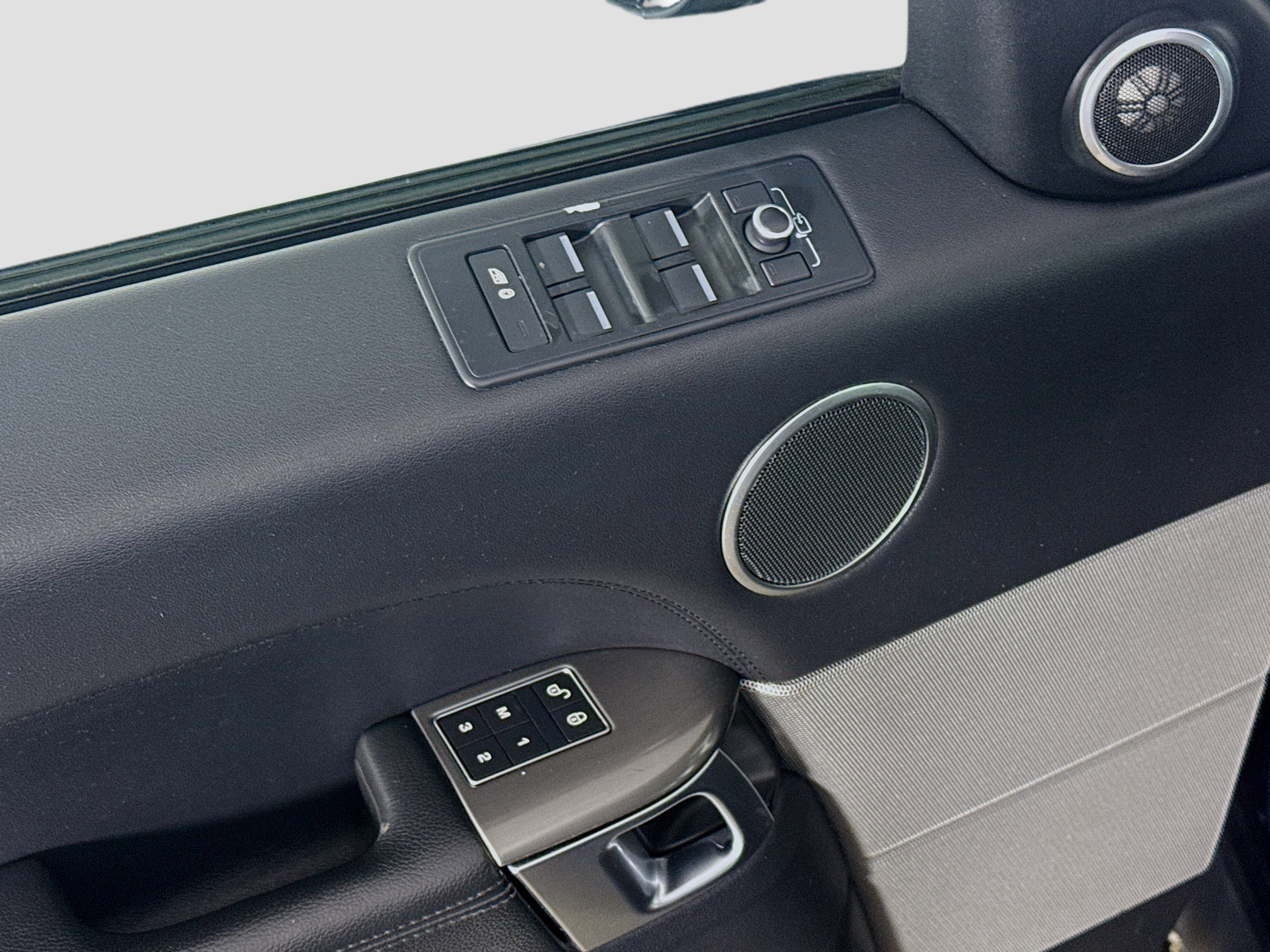 Used 2016 Land Rover Range Rover Sport SE image 24