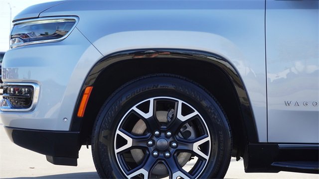 Used 2023 Jeep Wagoneer L Series III w/ Preferred Equipment Group image 5