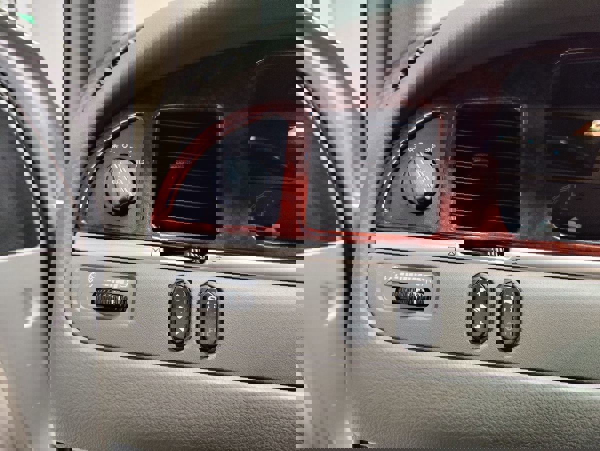 Used 2004 Lincoln Town Car Ultimate image 26