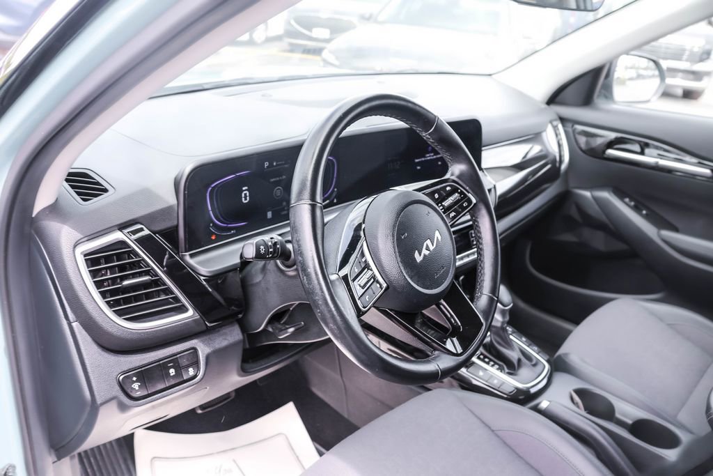 Used 2025 Kia Seltos S AWD/4WD image 5