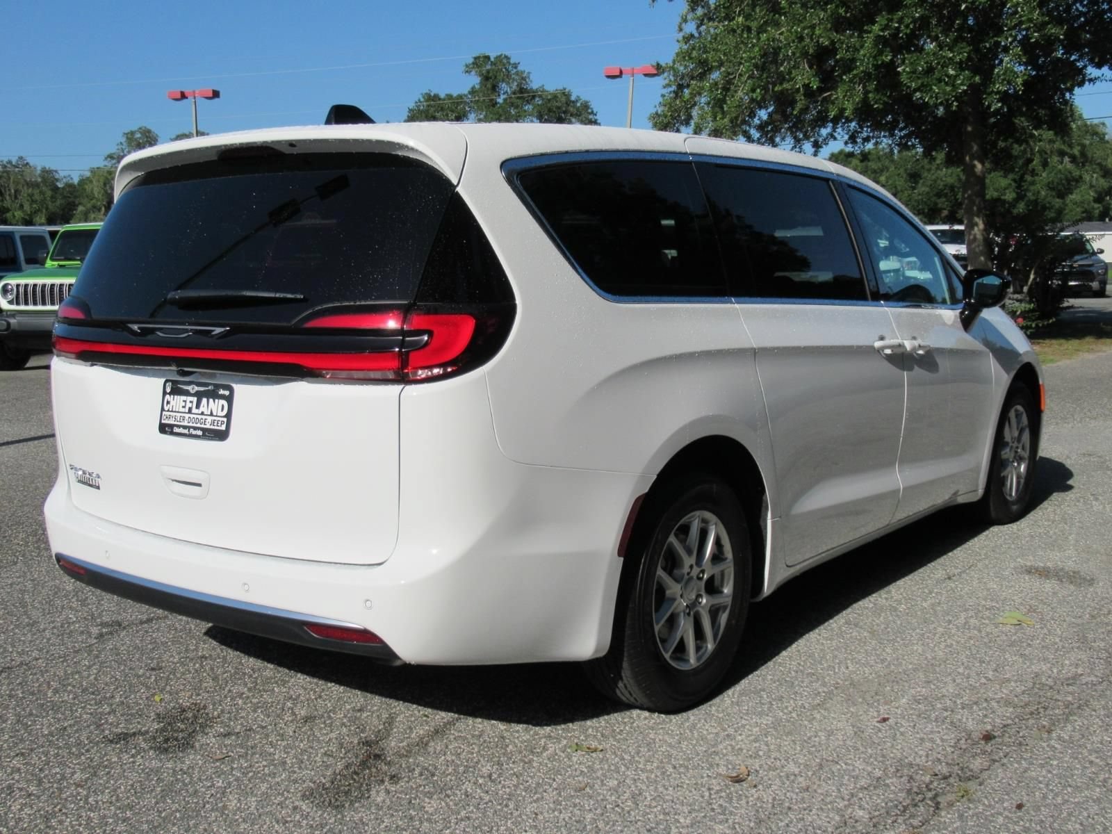 New 2027 Chrysler Pacifica Select FWD image 7