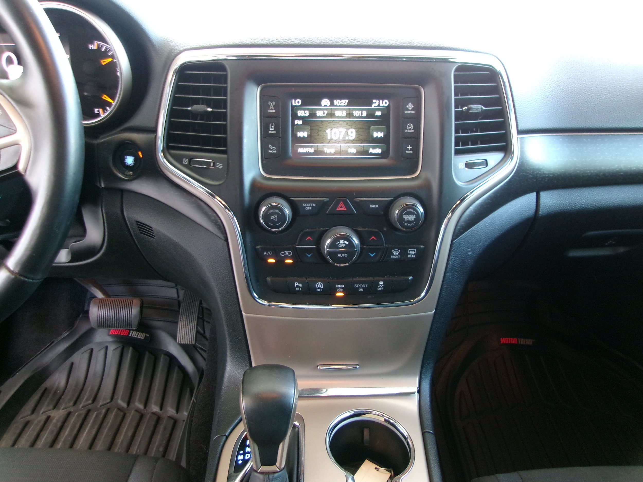 Used 2017 Jeep Grand Cherokee Laredo AWD/4WD image 14