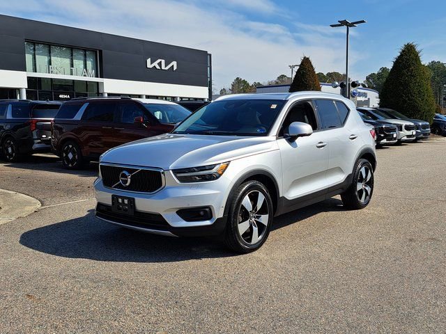 Used 2019 Volvo XC40 T5 Momentum image 2