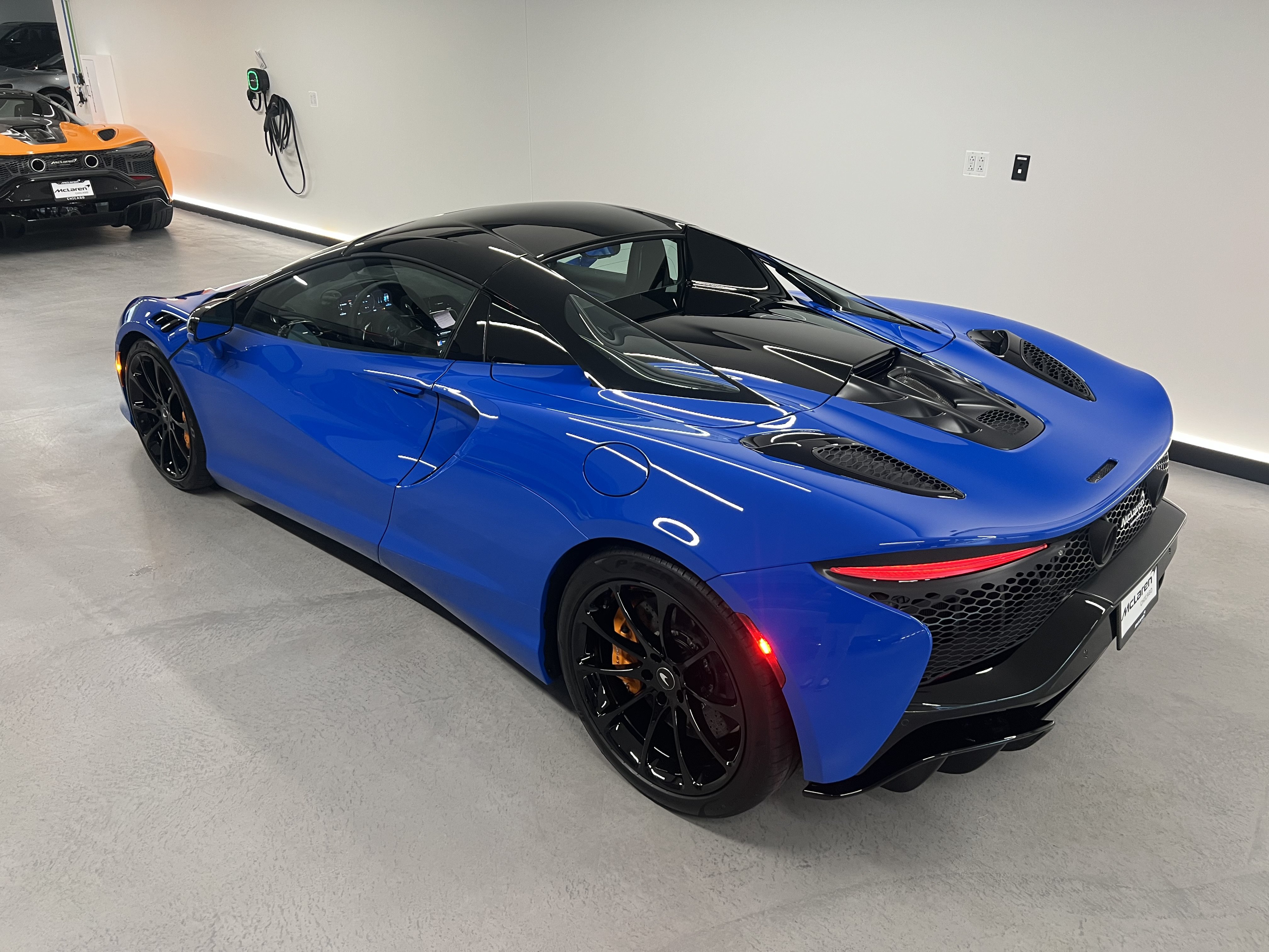 Used 2027 McLaren Artura Spider RWD image 36