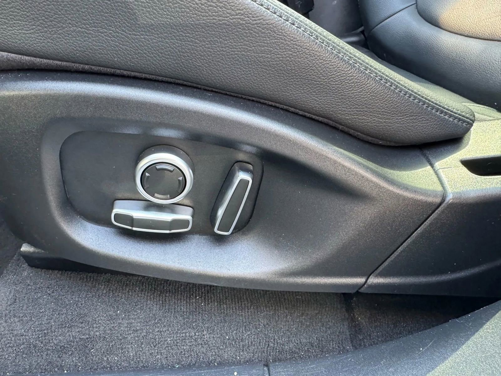 Used 2020 Jaguar F-PACE Premium image 15