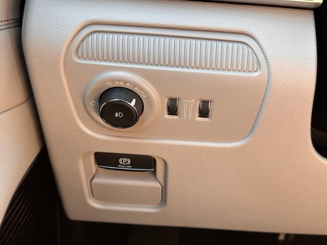 Used 2025 Jeep Wagoneer Series III w/ Premium Group I AWD/4WD image 18