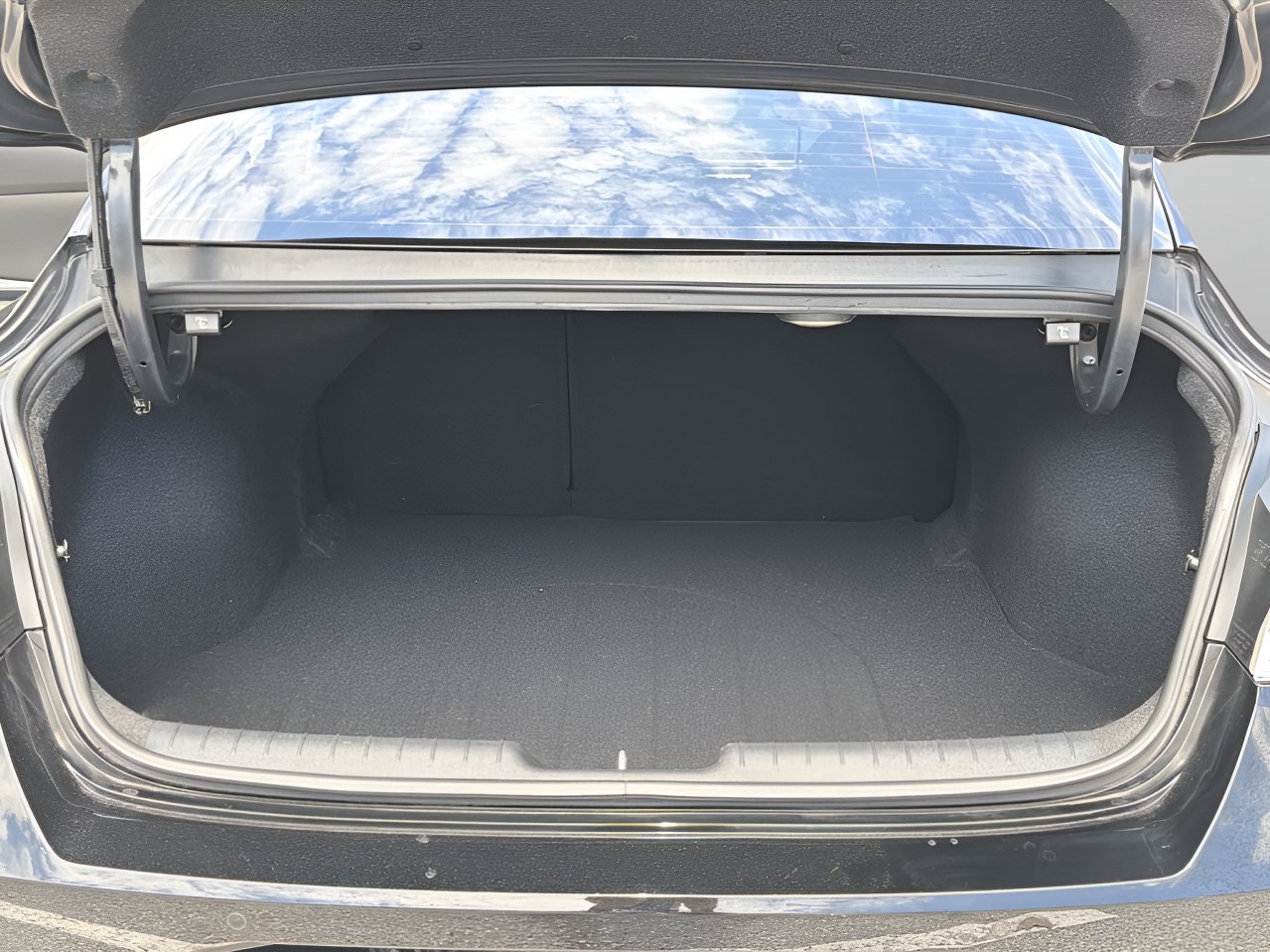 Used 2023 Hyundai Elantra Limited FWD image 8