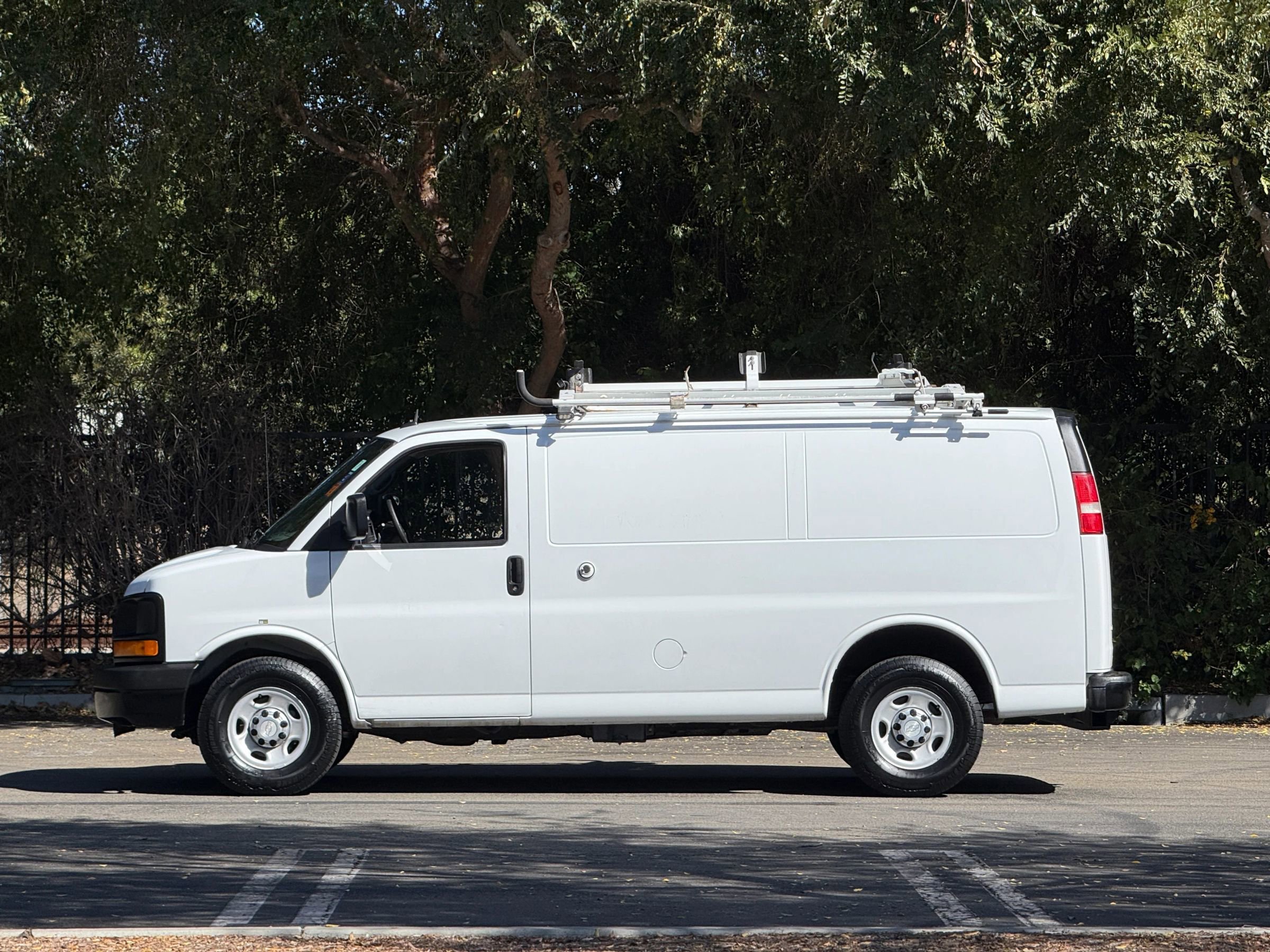 Used 2015 Chevrolet Express 2500 image 2