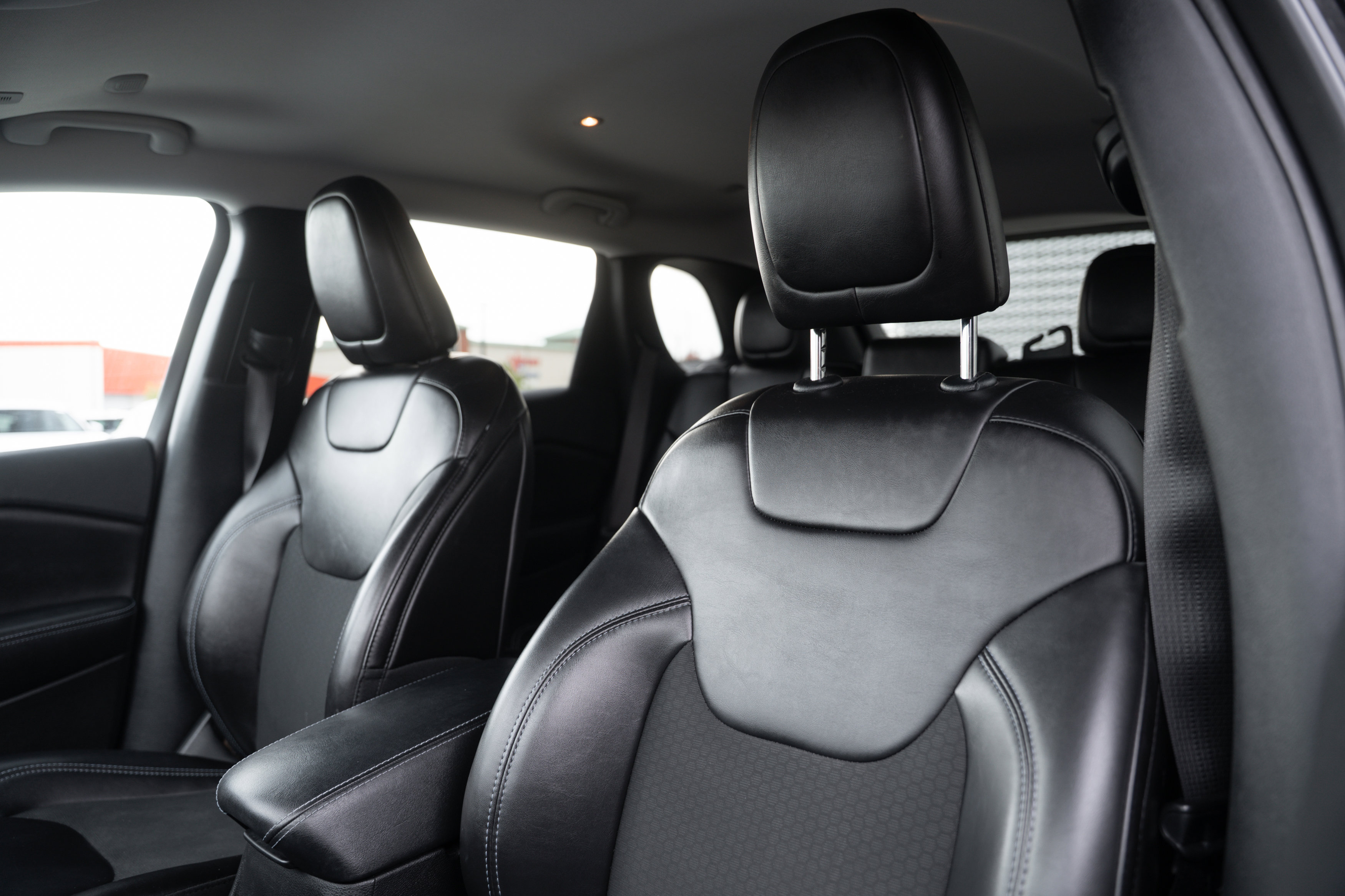 Used 2019 Jeep Cherokee Latitude Plus w/ Comfort/Convenience Group image 14