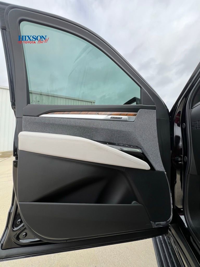 Used 2025 Cadillac Escalade Sport Platinum w/ LPO, ONYX Package image 9