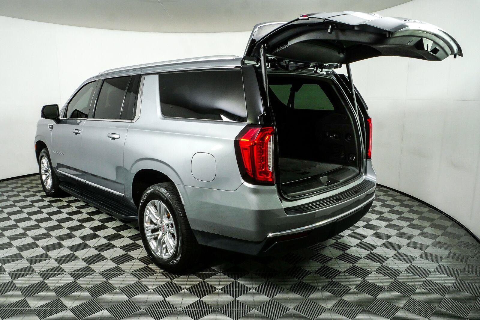 Used 2023 GMC Yukon XL SLT w/ SLT Luxury Package RWD image 17