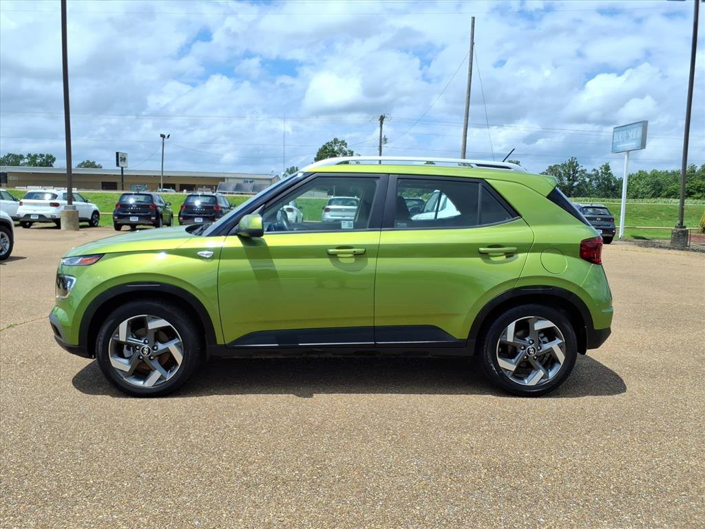 Used 2024 Hyundai Venue SEL FWD image 2
