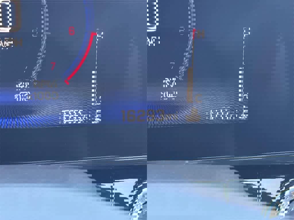 Used 2025 Chevrolet Trax RS w/ Sunroof Package image 21