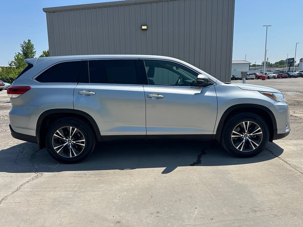 Used 2019 Toyota Highlander LE AWD/4WD image 4