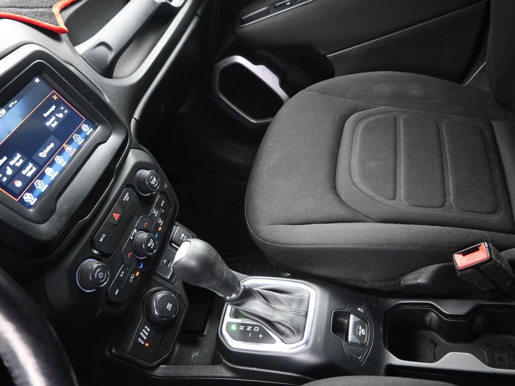 Used 2018 Jeep Renegade Latitude w/ Cold Weather Group image 20