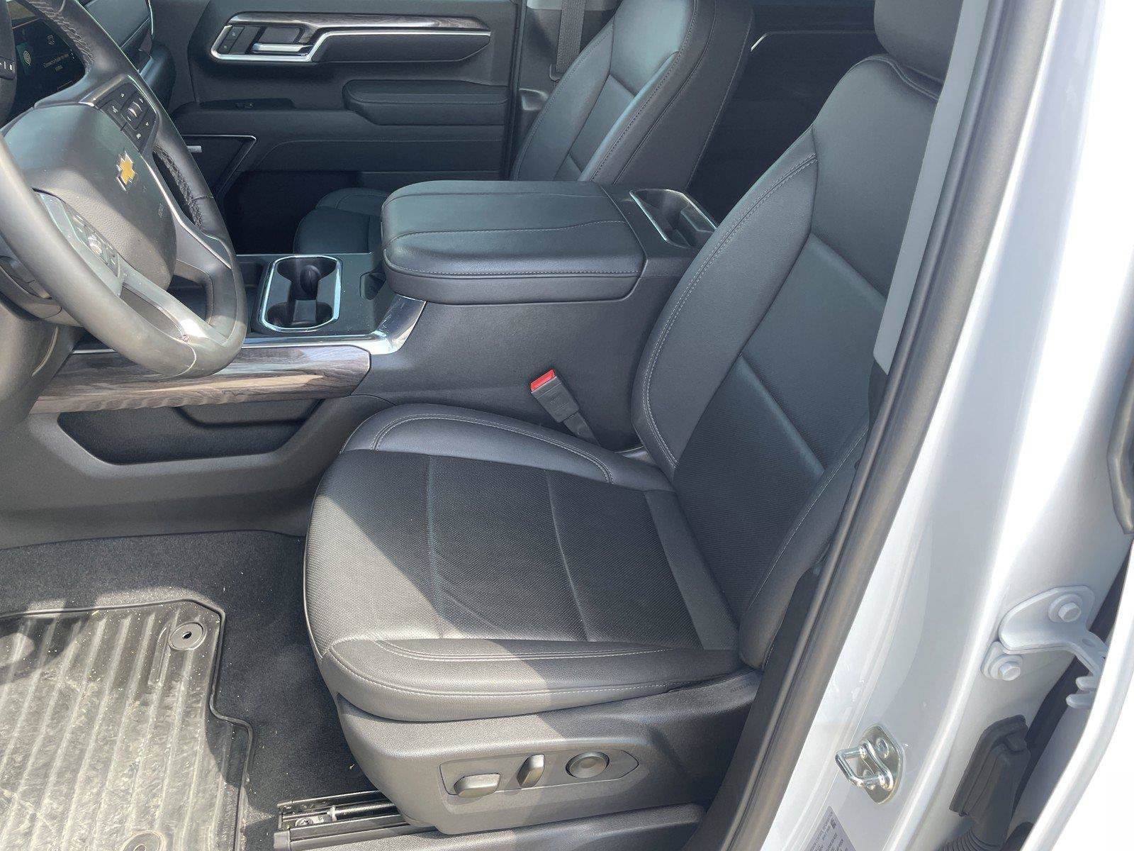 Used 2025 Chevrolet Silverado 2500 LTZ w/ LTZ Convenience Package AWD/4WD image 14