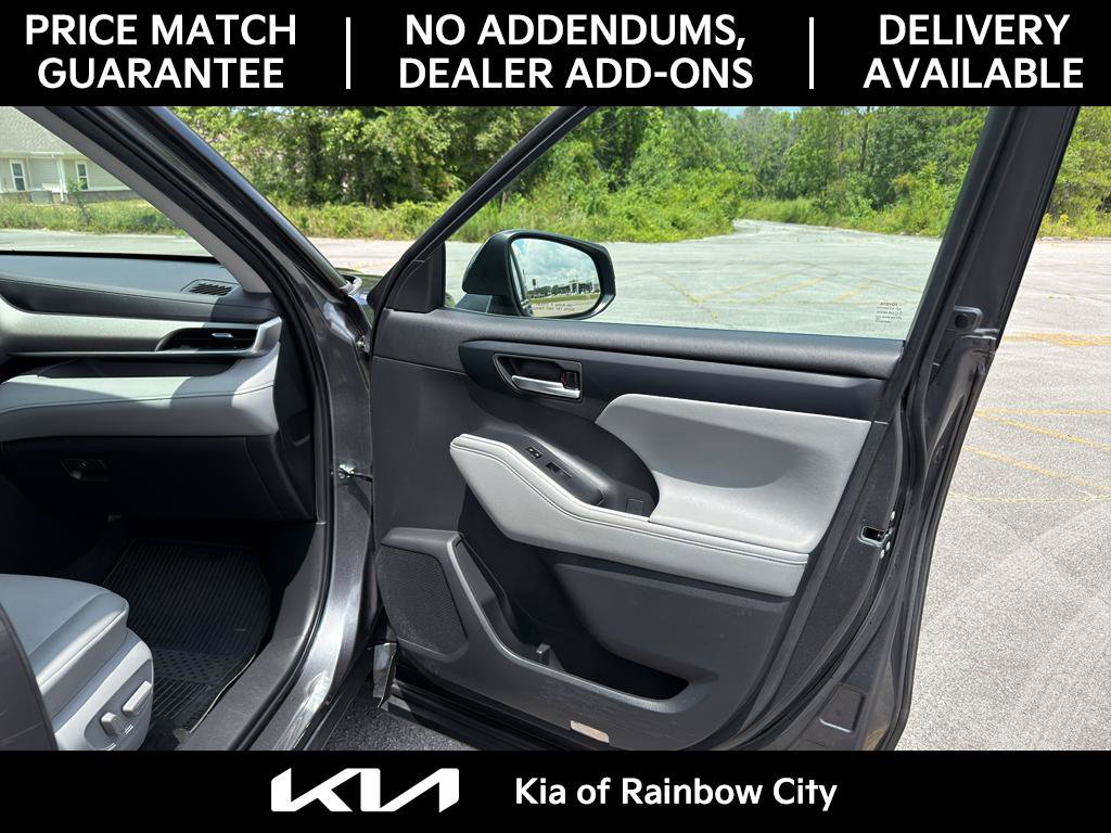 Used 2024 Toyota Highlander XLE FWD image 17