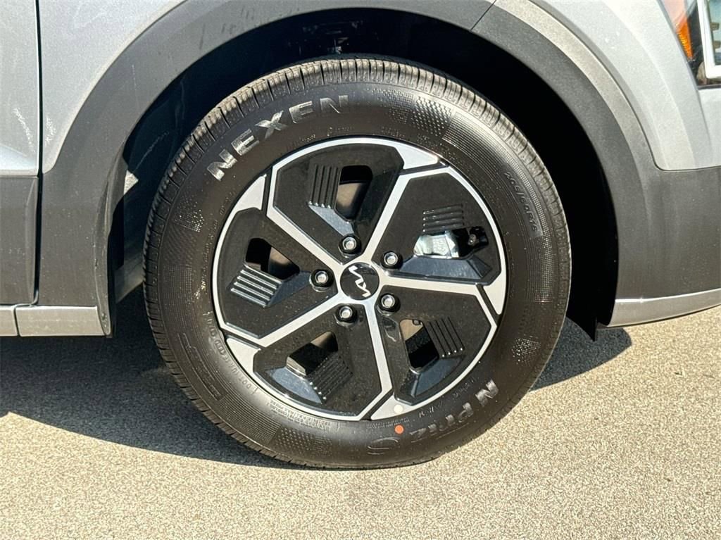 Certified 2025 Kia Niro EX image 18