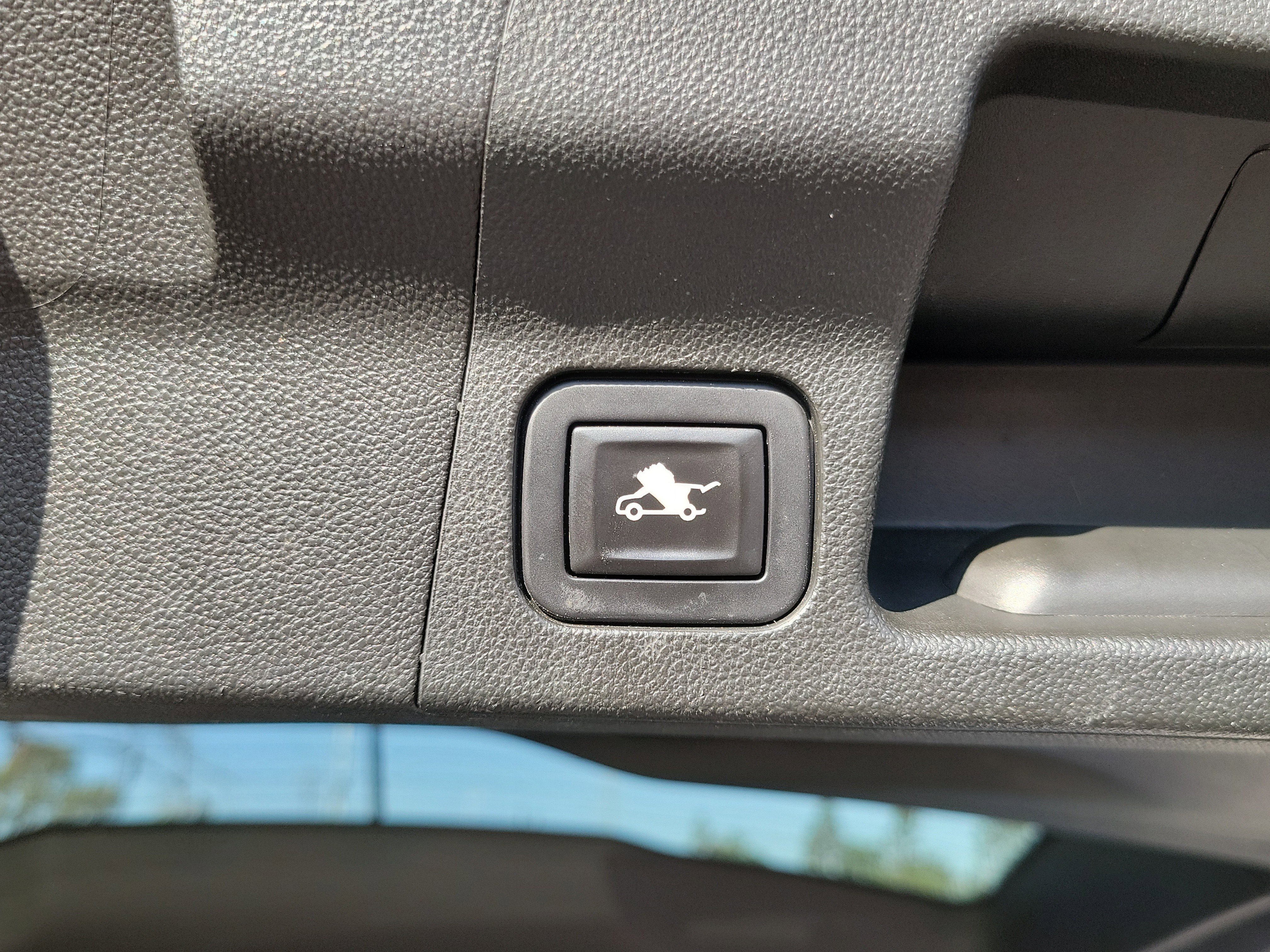 Used 2017 GMC Acadia SLE w/ Driver Alert Package I image 16