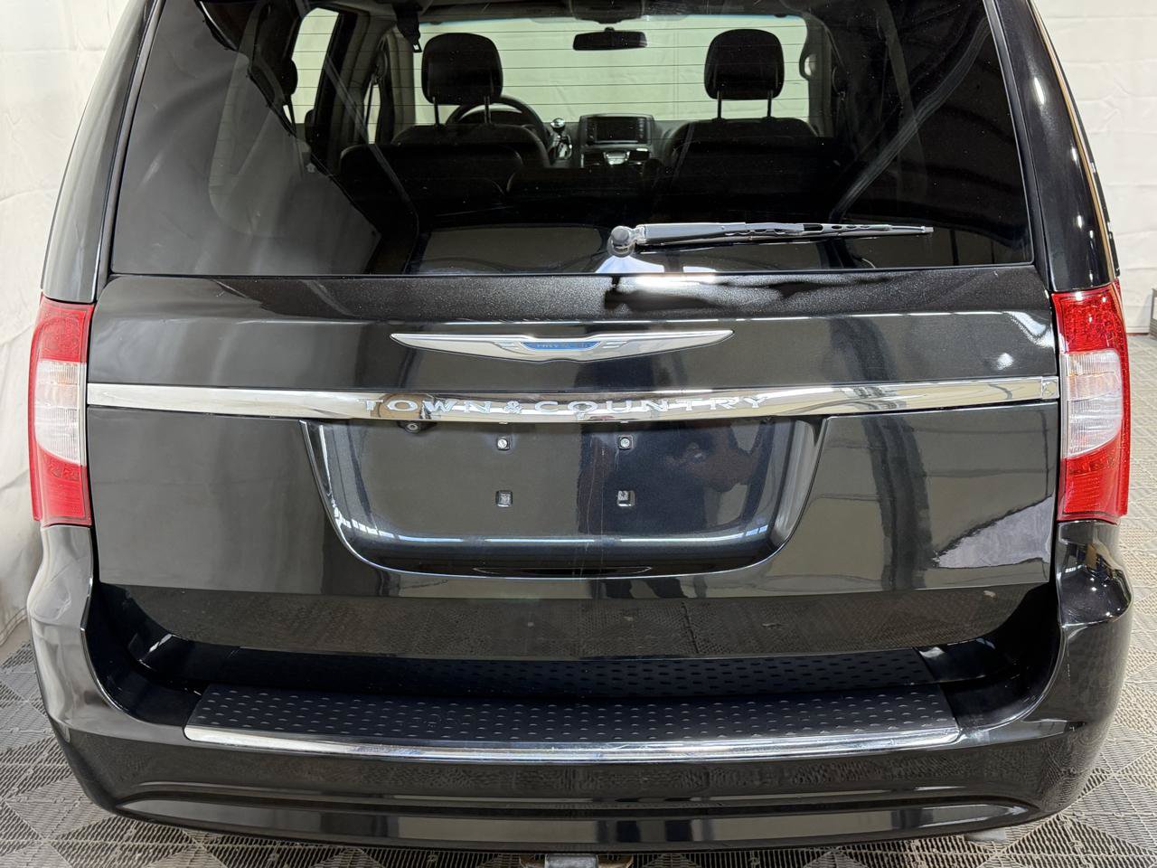 Used 2016 Chrysler Town & Country Touring FWD image 8