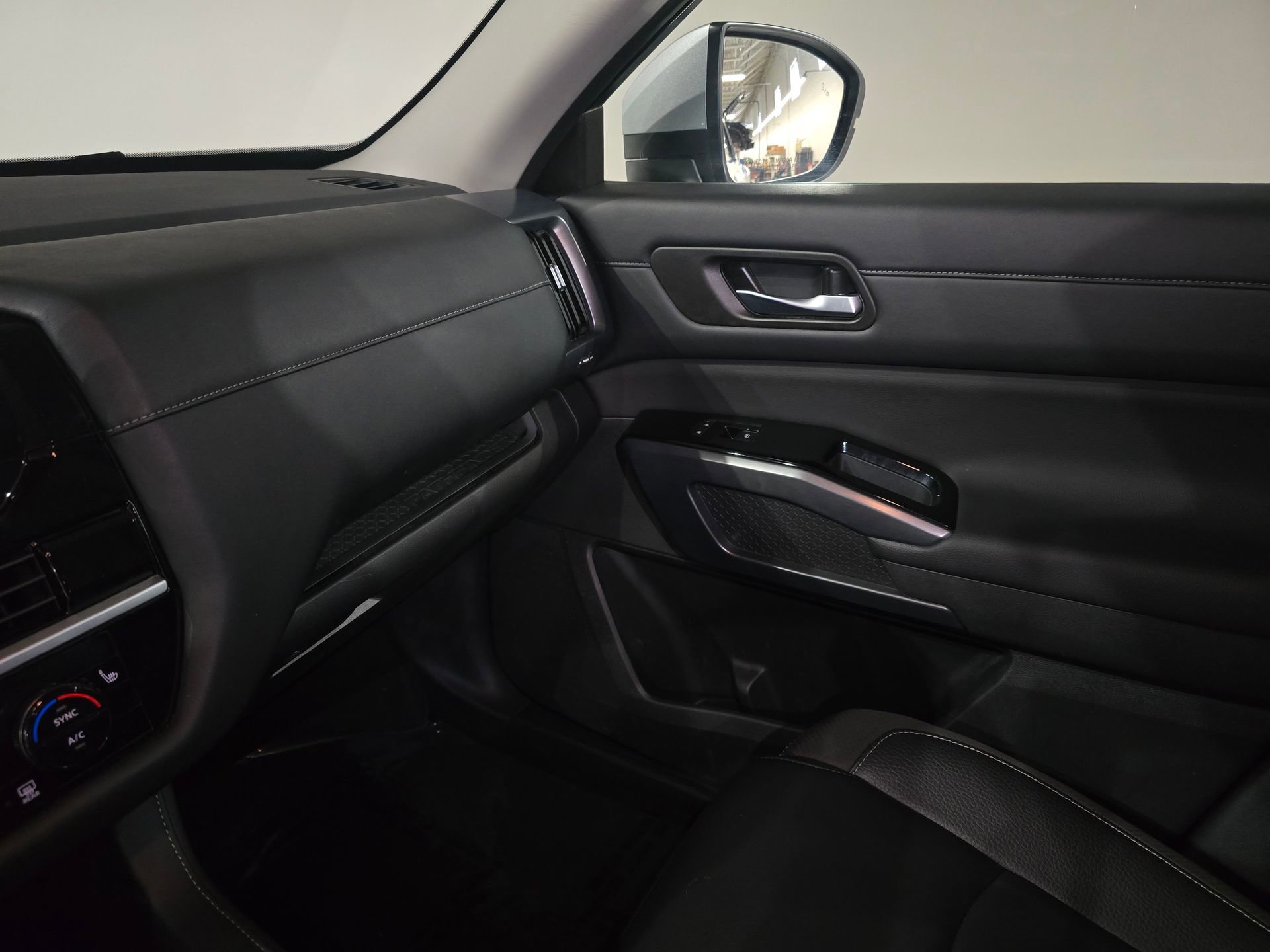 Used 2025 Nissan Pathfinder SL image 25