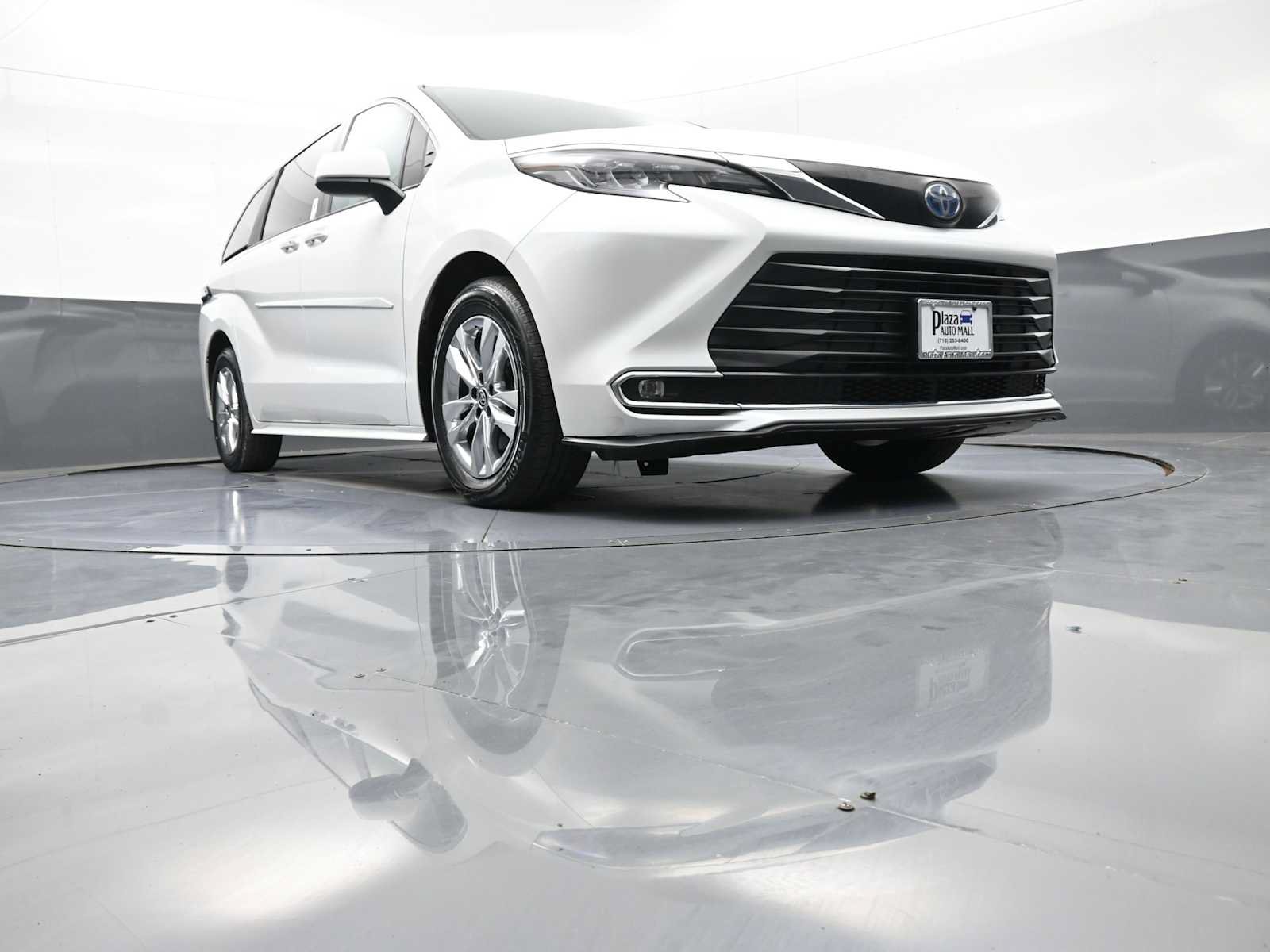 Used 2024 Toyota Sienna XLE w/ XLE Plus Package AWD/4WD image 30