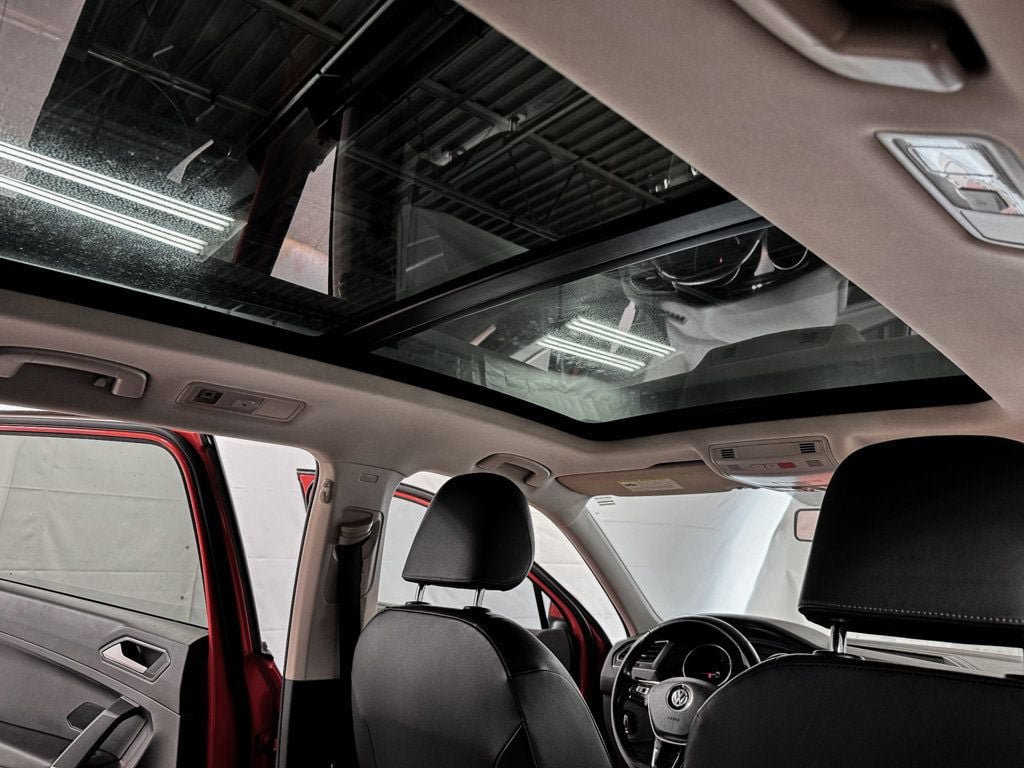 Used 2018 Volkswagen Tiguan SE w/ Panoramic Sunroof Package AWD/4WD image 9